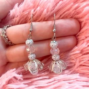 Upside down flower earrings 🤍